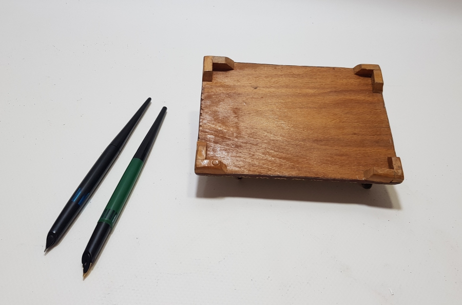 MİNYATÜR VE MARKUTERİ İŞÇİLİKLİ ANTİKA MASA ÜSTÜ KALEMLİĞİ