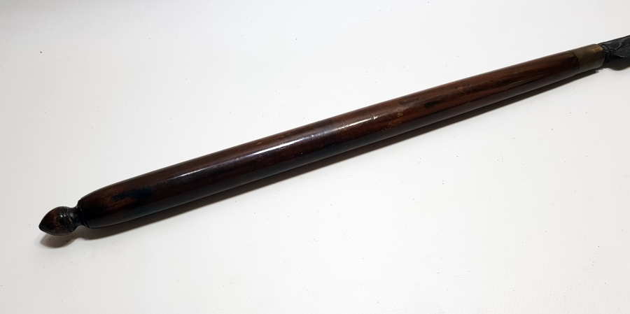 ORİJİNAL MIZRAĞIYLA 1900 BAŞLARI UZAK DOĞU YAPIMI İŞLEMELİ BÜYÜK BOY AHŞAP STAND