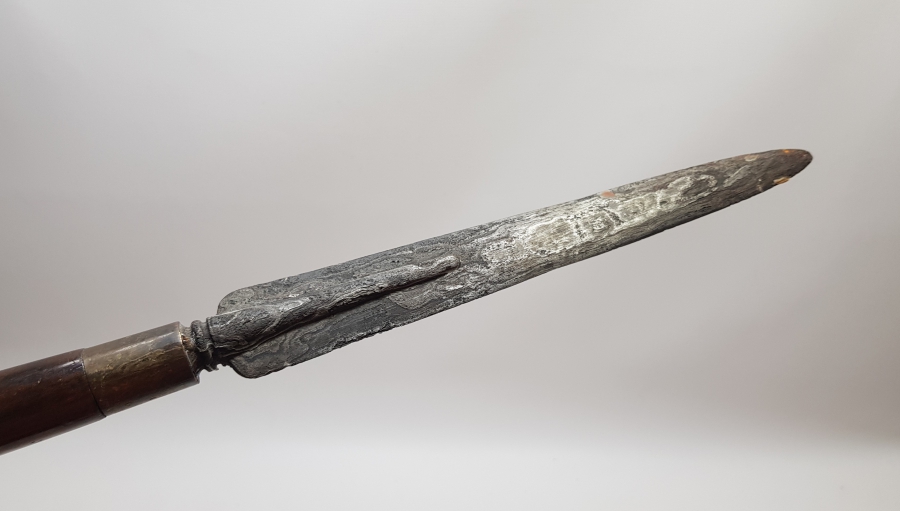 ORİJİNAL MIZRAĞIYLA 1900 BAŞLARI UZAK DOĞU YAPIMI İŞLEMELİ BÜYÜK BOY AHŞAP STAND