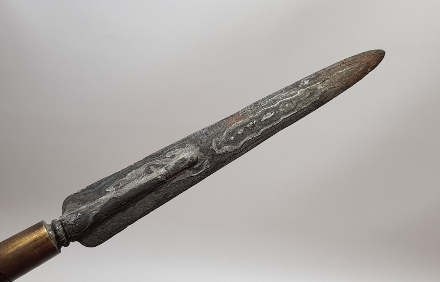 ORİJİNAL MIZRAĞIYLA 1900 BAŞLARI UZAK DOĞU YAPIMI İŞLEMELİ BÜYÜK BOY AHŞAP STAND