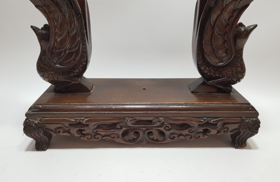 ORİJİNAL MIZRAĞIYLA 1900 BAŞLARI UZAK DOĞU YAPIMI İŞLEMELİ BÜYÜK BOY AHŞAP STAND