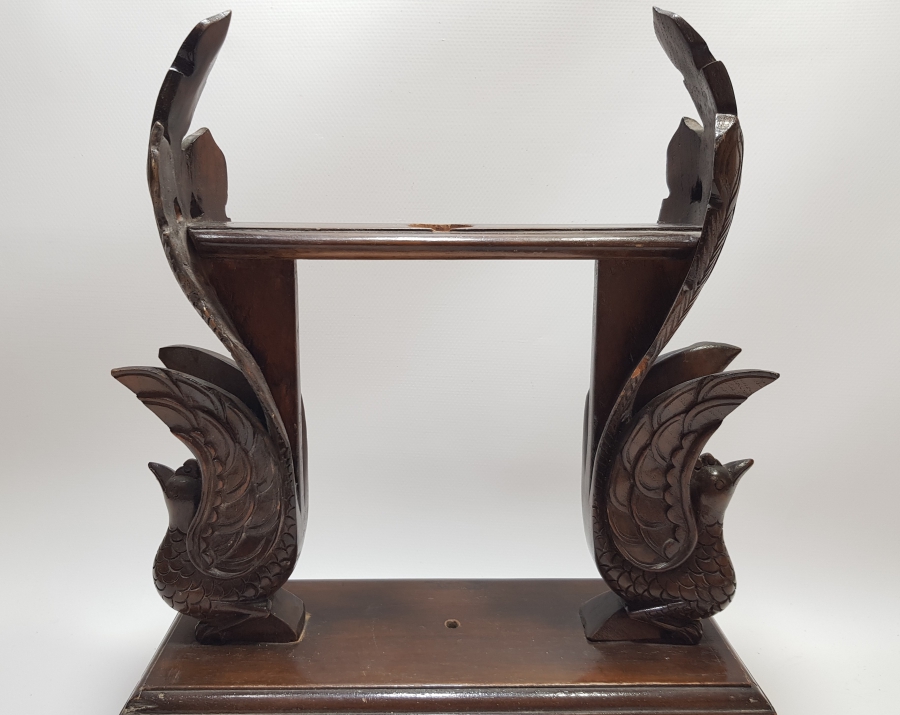 ORİJİNAL MIZRAĞIYLA 1900 BAŞLARI UZAK DOĞU YAPIMI İŞLEMELİ BÜYÜK BOY AHŞAP STAND