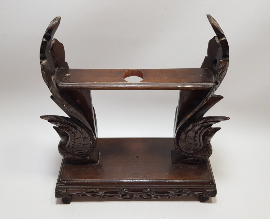 ORİJİNAL MIZRAĞIYLA 1900 BAŞLARI UZAK DOĞU YAPIMI İŞLEMELİ BÜYÜK BOY AHŞAP STAND