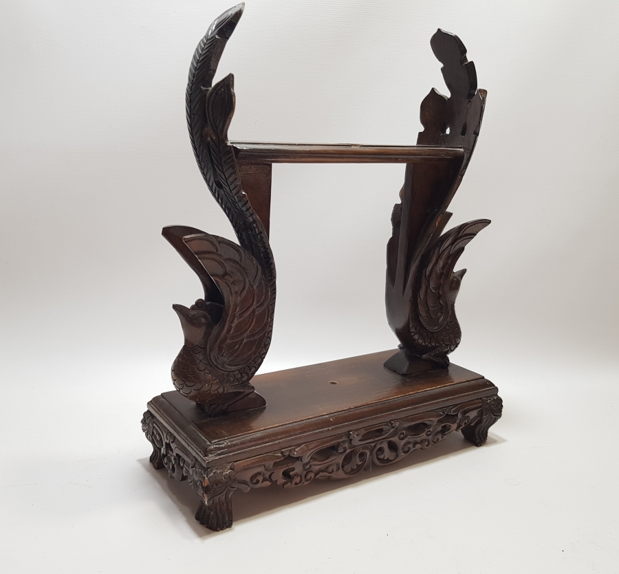 ORİJİNAL MIZRAĞIYLA 1900 BAŞLARI UZAK DOĞU YAPIMI İŞLEMELİ BÜYÜK BOY AHŞAP STAND