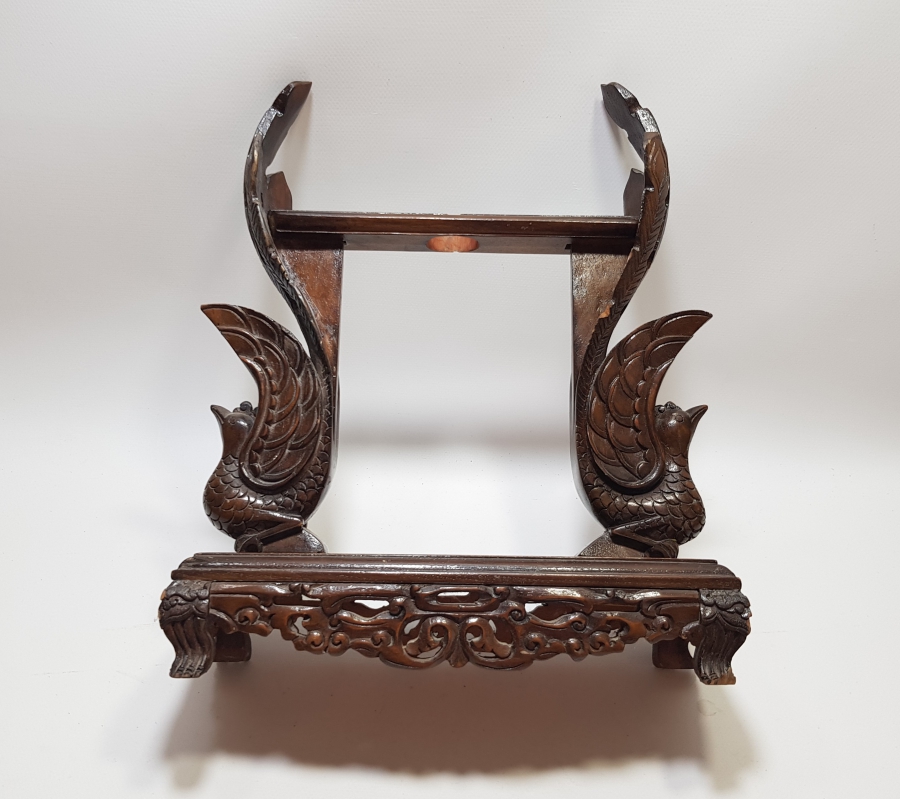 ORİJİNAL MIZRAĞIYLA 1900 BAŞLARI UZAK DOĞU YAPIMI İŞLEMELİ BÜYÜK BOY AHŞAP STAND