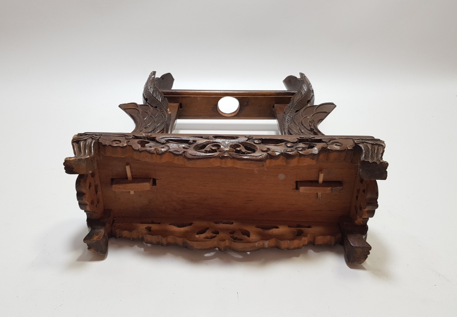 ORİJİNAL MIZRAĞIYLA 1900 BAŞLARI UZAK DOĞU YAPIMI İŞLEMELİ BÜYÜK BOY AHŞAP STAND