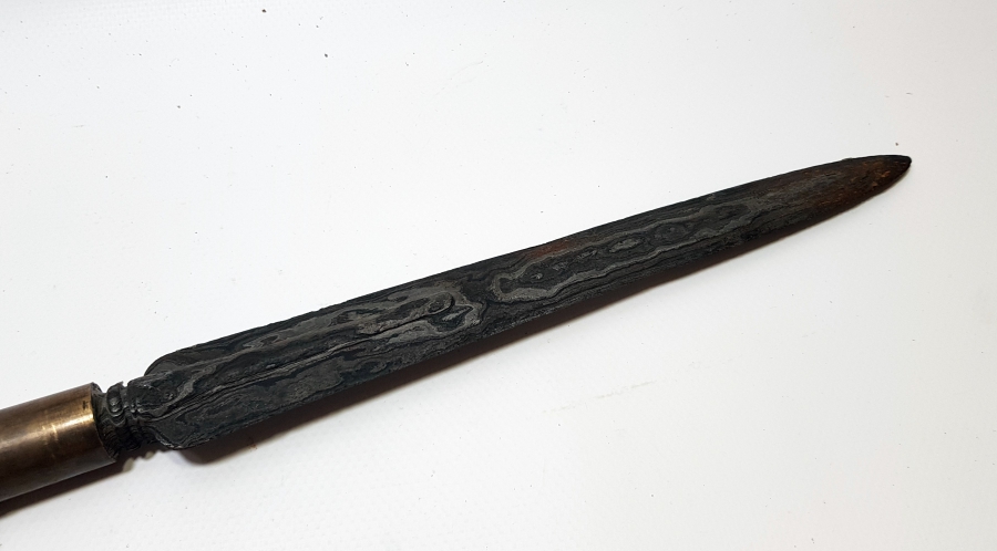 ORİJİNAL MIZRAĞIYLA 1900 BAŞLARI UZAK DOĞU YAPIMI İŞLEMELİ BÜYÜK BOY AHŞAP STAND