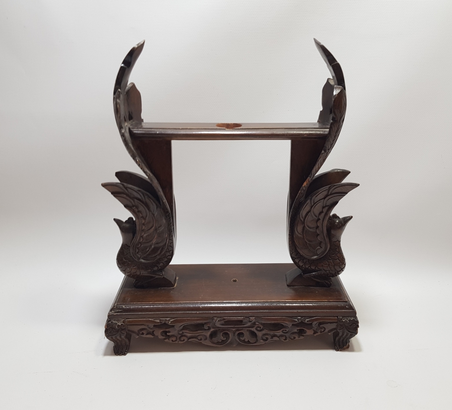 ORİJİNAL MIZRAĞIYLA 1900 BAŞLARI UZAK DOĞU YAPIMI İŞLEMELİ BÜYÜK BOY AHŞAP STAND