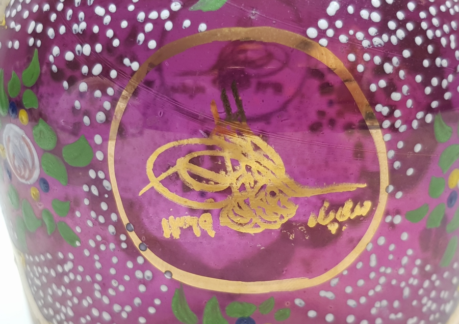 ÜZERİ ALTIN VARAKLI VE MİNE İŞÇİLİKLİ EL BOYAMA ANTİKA NARGİLE ALTI