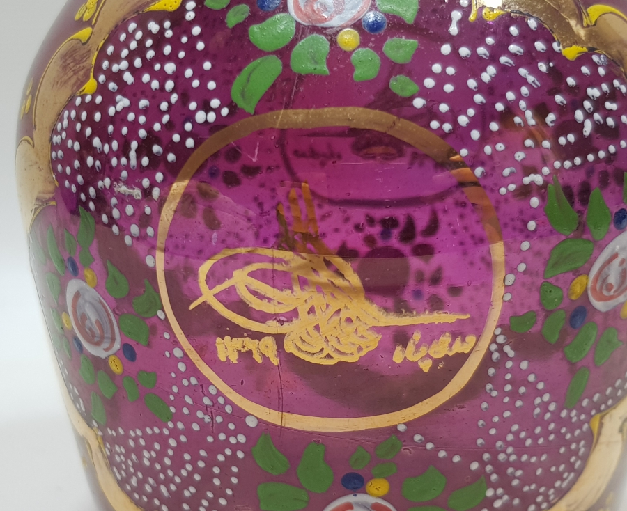 ÜZERİ ALTIN VARAKLI VE MİNE İŞÇİLİKLİ EL BOYAMA ANTİKA NARGİLE ALTI