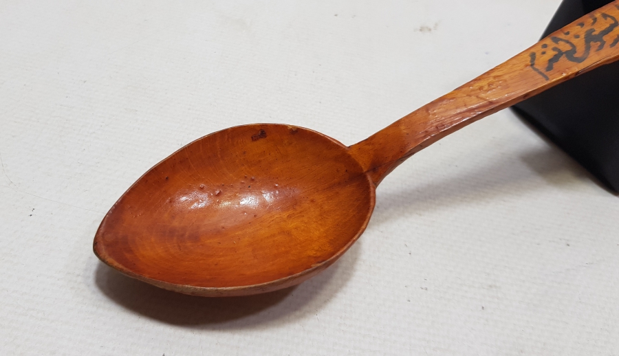 TAMAMI EL YAPIMI KÖK BOYAYLA "AFİYET OLSUN EFENDİM" YAZILI OSMANLI DÖNEMİ TAHTA KAŞIK.