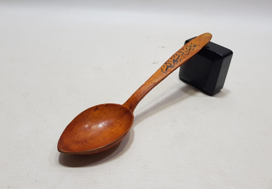 TAMAMI EL YAPIMI KÖK BOYAYLA "AFİYET OLSUN EFENDİM" YAZILI OSMANLI DÖNEMİ TAHTA KAŞIK.