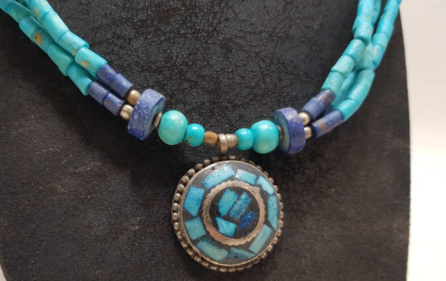 TAMAMI DOĞAL TAŞLARLA YAPILMIŞ ANTİKA GERDANLIK