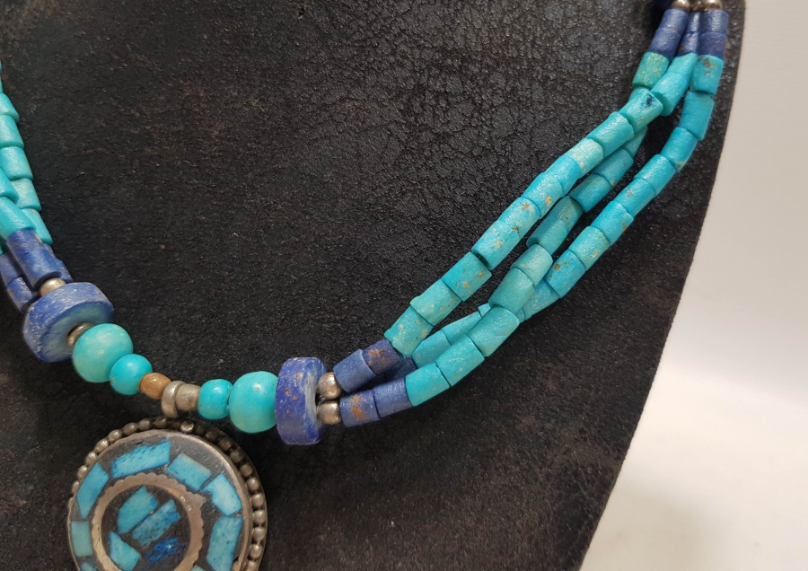 TAMAMI DOĞAL TAŞLARLA YAPILMIŞ ANTİKA GERDANLIK