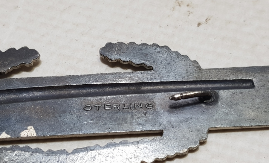 KORE SAVAŞI'NA KATILMIŞ BİR GAZİMİZE AİT GÜMÜŞ VE İPEK ROZET LOTU