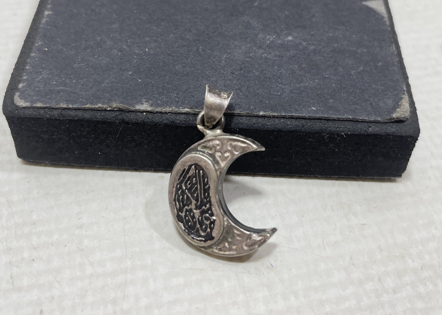 ÜZERİ MİNE İŞÇİLİKLİ HİLAL FORMUNDA YAPILMIŞ ANTİKA GÜMÜŞ CEVŞEN-İ KEBİR