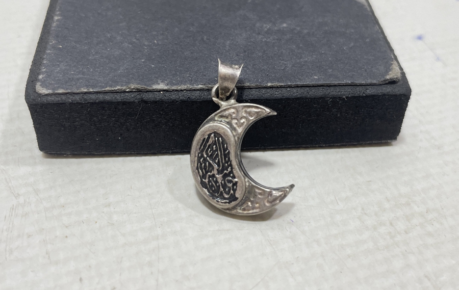 ÜZERİ MİNE İŞÇİLİKLİ HİLAL FORMUNDA YAPILMIŞ ANTİKA GÜMÜŞ CEVŞEN-İ KEBİR