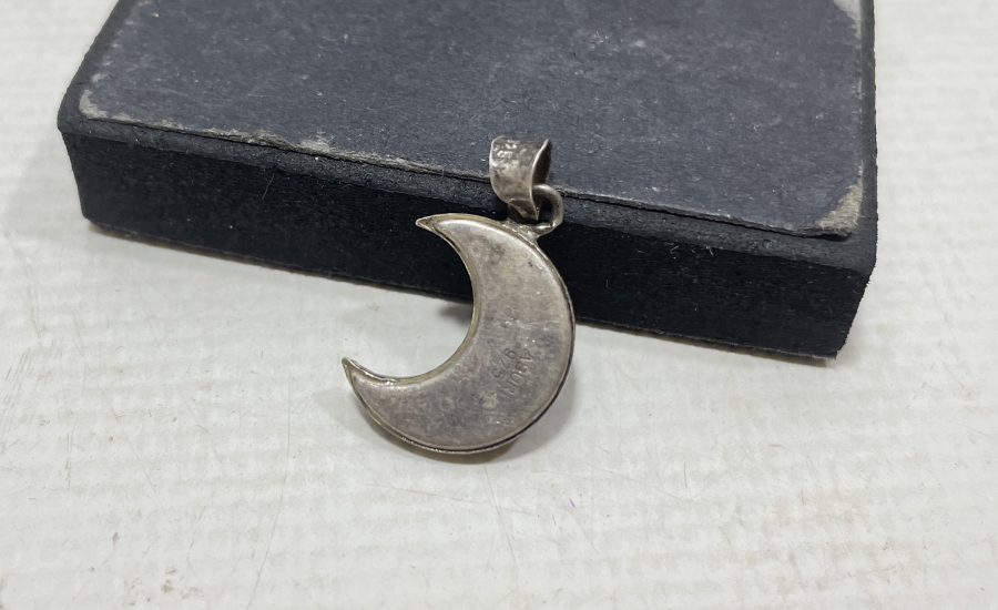 ÜZERİ MİNE İŞÇİLİKLİ HİLAL FORMUNDA YAPILMIŞ ANTİKA GÜMÜŞ CEVŞEN-İ KEBİR