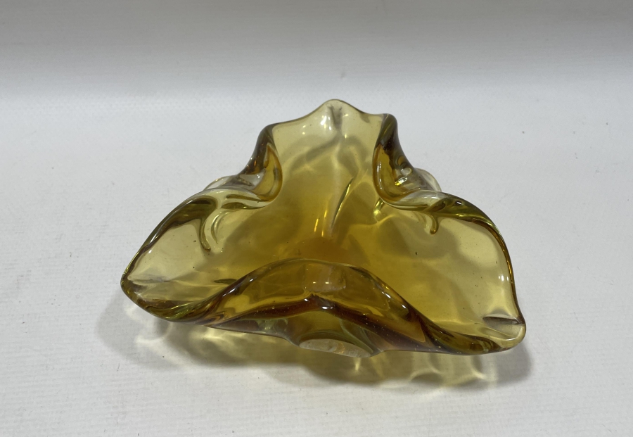 MURANO TARZI ÇINAR YAPRAĞI FORMUNDA YAPILMIŞ ANTİKA CAM KÜLLÜK