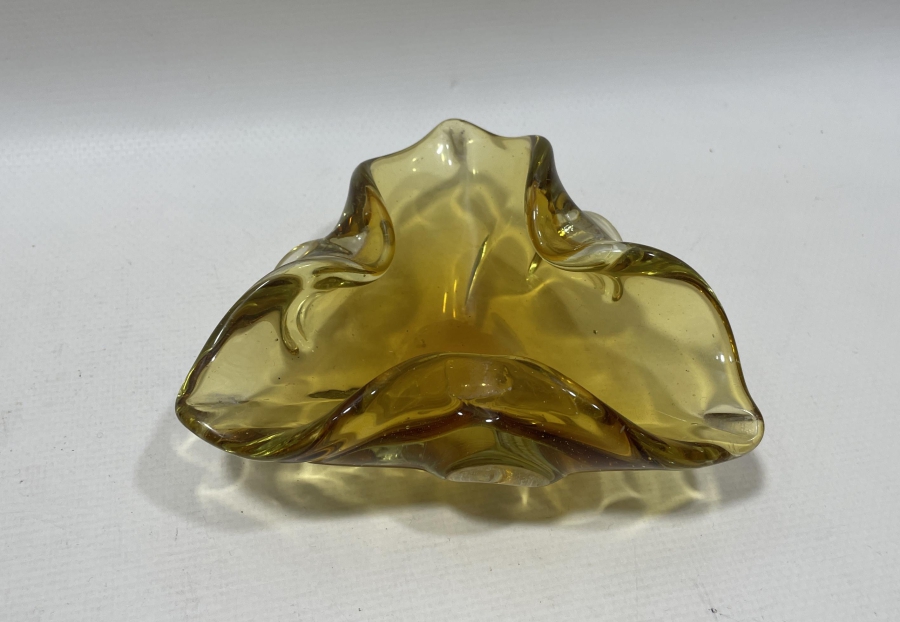 MURANO TARZI ÇINAR YAPRAĞI FORMUNDA YAPILMIŞ ANTİKA CAM KÜLLÜK