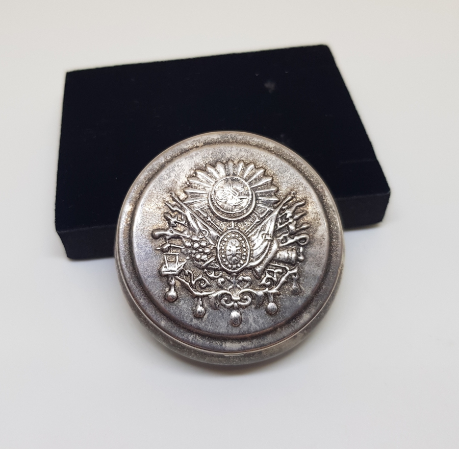 ÜZERİNDE OSMANLI DEVLET ARMASI BULUNAN OSMANLI DÖNEMİ KAPAKLI ENFİYE KUTUSU