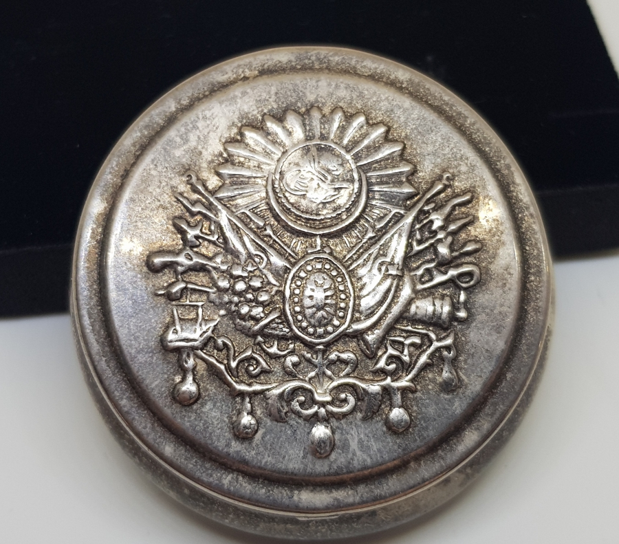 ÜZERİNDE OSMANLI DEVLET ARMASI BULUNAN OSMANLI DÖNEMİ KAPAKLI ENFİYE KUTUSU