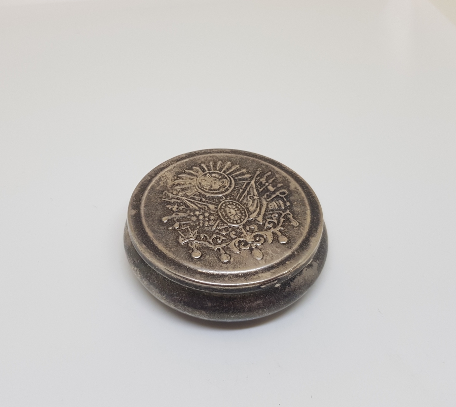 ÜZERİNDE OSMANLI DEVLET ARMASI BULUNAN OSMANLI DÖNEMİ KAPAKLI ENFİYE KUTUSU