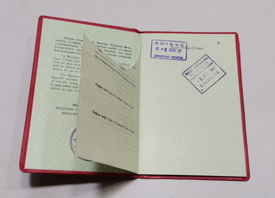 1961 YILI NADİR DİPLOMATİK KIRMIZI PASAPORT