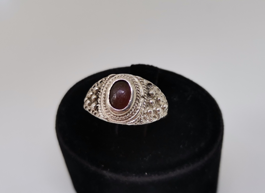 GÜHERZE İŞÇİLİKLİ VE DOĞAL TAŞLI SİVRİHİSAR YAPIMI GÜMÜŞ YÜZÜK