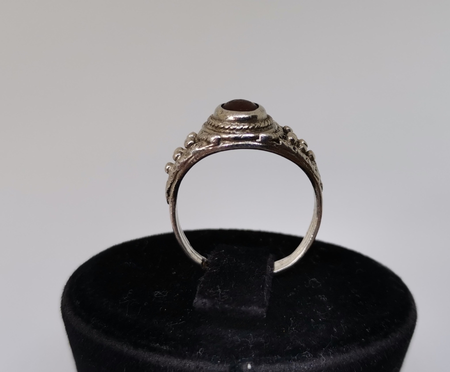 GÜHERZE İŞÇİLİKLİ VE DOĞAL TAŞLI SİVRİHİSAR YAPIMI GÜMÜŞ YÜZÜK