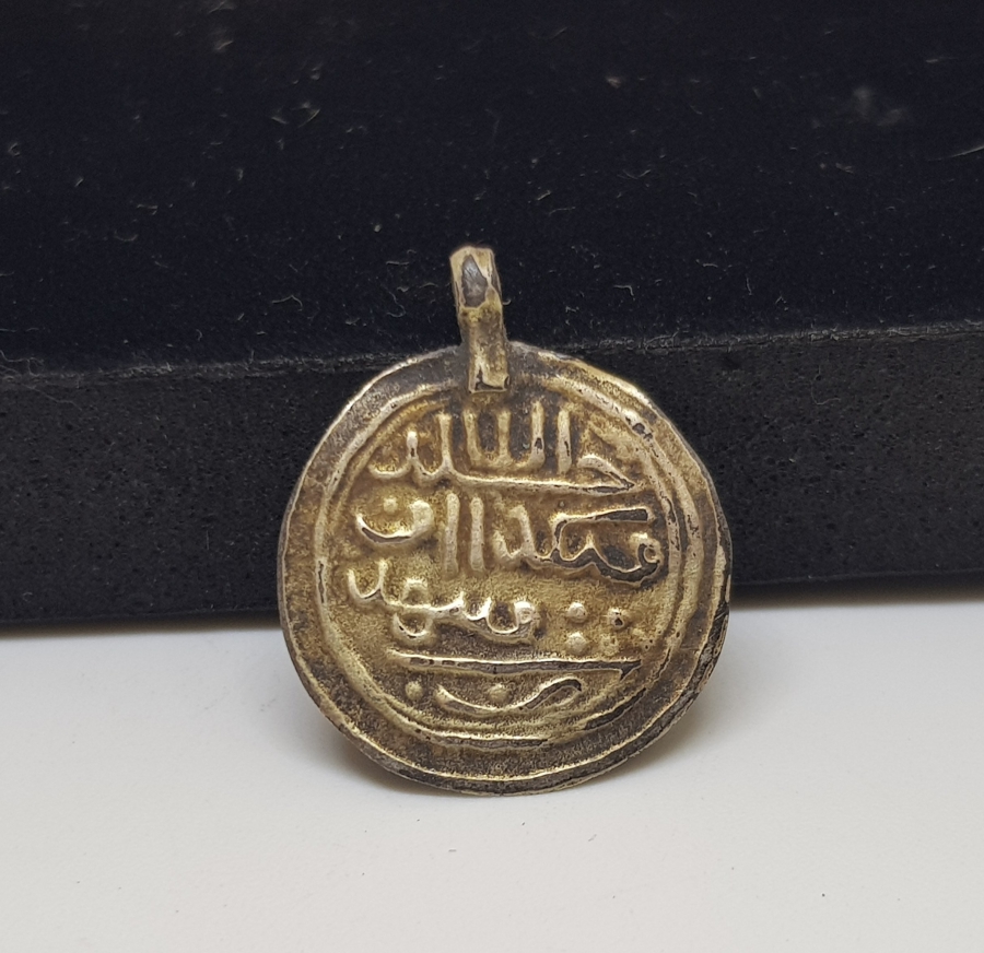 OSMANLI DÖNEMİ ÜZERİ DUALI GÜMÜŞ FES SÜSÜ PARÇASI