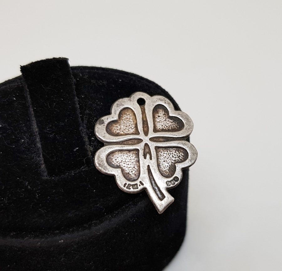 DÖRT YAPRAKLI YONCA FORMUNDA YAPILMIŞ GÜMÜŞ KOLYE UCU