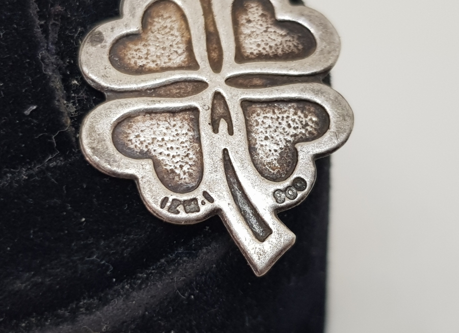 DÖRT YAPRAKLI YONCA FORMUNDA YAPILMIŞ GÜMÜŞ KOLYE UCU