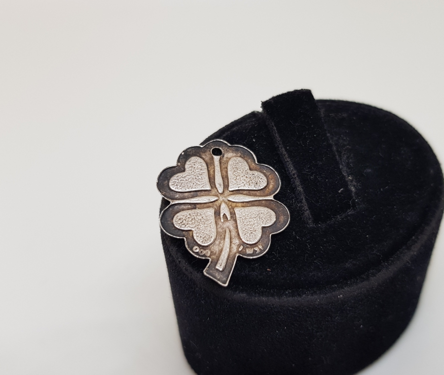 DÖRT YAPRAKLI YONCA FORMUNDA YAPILMIŞ GÜMÜŞ KOLYE UCU