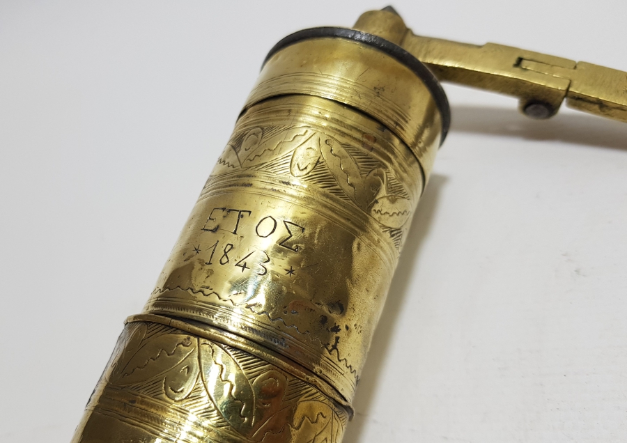 ÜZERİ RUMCA YAZILI OSMANLI DÖNEMİ BÜYÜK BOY KAHVE DEĞİRMENİ