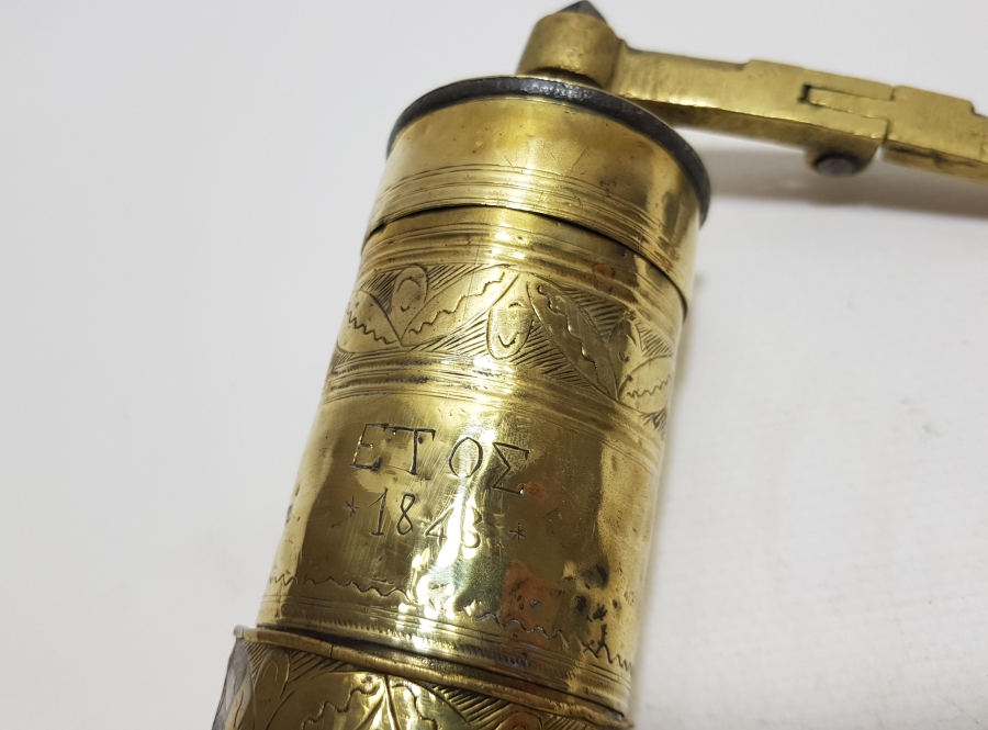 ÜZERİ RUMCA YAZILI OSMANLI DÖNEMİ BÜYÜK BOY KAHVE DEĞİRMENİ