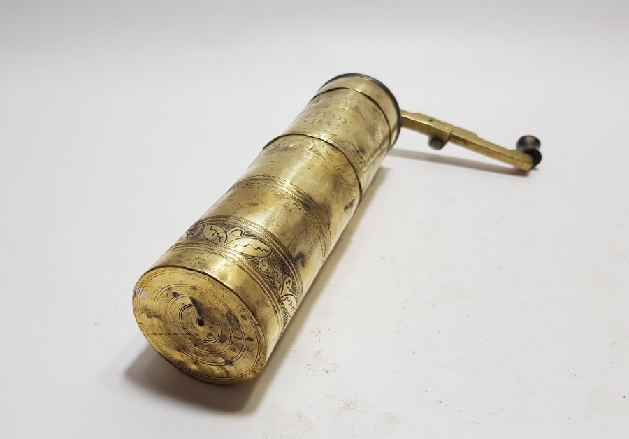 ÜZERİ RUMCA YAZILI OSMANLI DÖNEMİ BÜYÜK BOY KAHVE DEĞİRMENİ