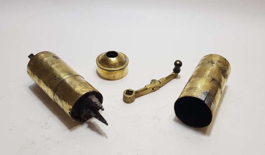 ÜZERİ RUMCA YAZILI OSMANLI DÖNEMİ BÜYÜK BOY KAHVE DEĞİRMENİ