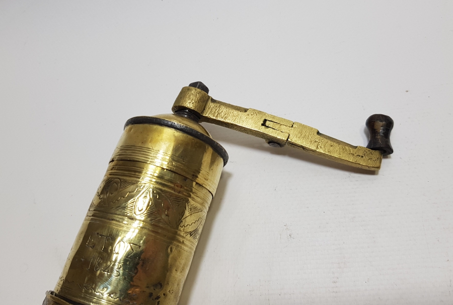 ÜZERİ RUMCA YAZILI OSMANLI DÖNEMİ BÜYÜK BOY KAHVE DEĞİRMENİ