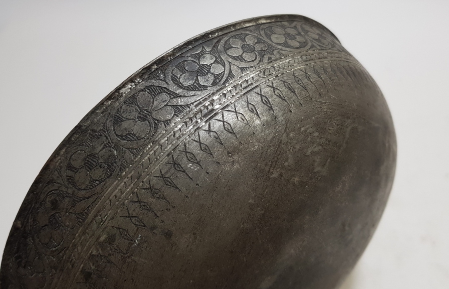 ÜZERİ İŞLEMELİ OSMANLI DÖNEMİ NADİR FORMDA BADYA FORMLU BAKIR TABAK