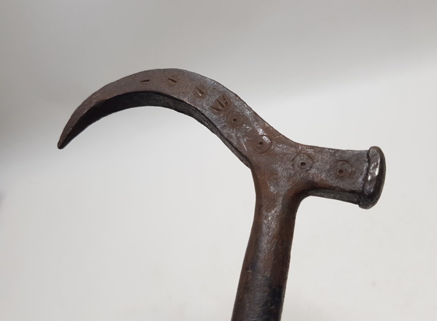 ÜZERİ İŞLEMELİ EL DÖVME DEMİRDEN MAMUL OSMANLI DÖNEMİ KANCA