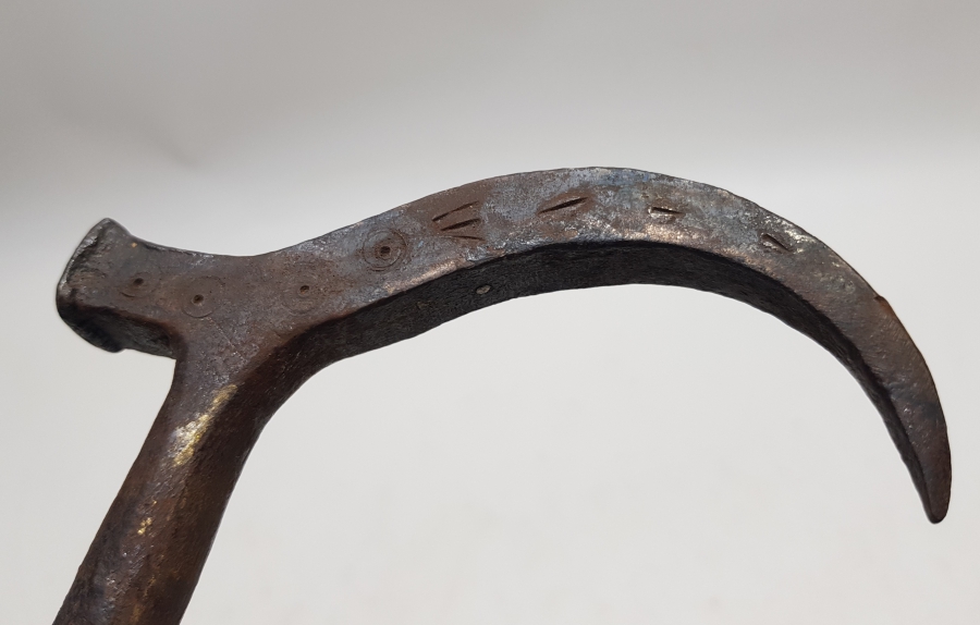 ÜZERİ İŞLEMELİ EL DÖVME DEMİRDEN MAMUL OSMANLI DÖNEMİ KANCA