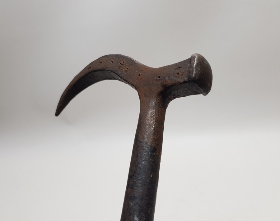 ÜZERİ İŞLEMELİ EL DÖVME DEMİRDEN MAMUL OSMANLI DÖNEMİ KANCA