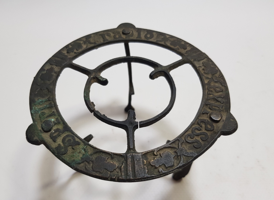 ÜZERİ KABARTMA İŞÇİLİKLİ OSMANLI DÖNEMİ VAGON KAMİNETO SAC AYAĞI