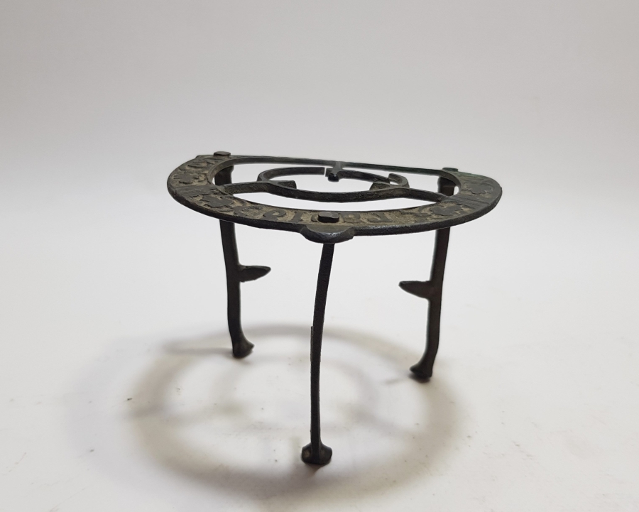 ÜZERİ KABARTMA İŞÇİLİKLİ OSMANLI DÖNEMİ VAGON KAMİNETO SAC AYAĞI