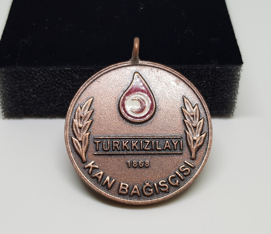 ÜZERİ MİNE İŞÇİLİKLİ ÇİL KONDİSYONDA BRONZ KIZILAY KAN BAĞIŞÇISI MADALYASI