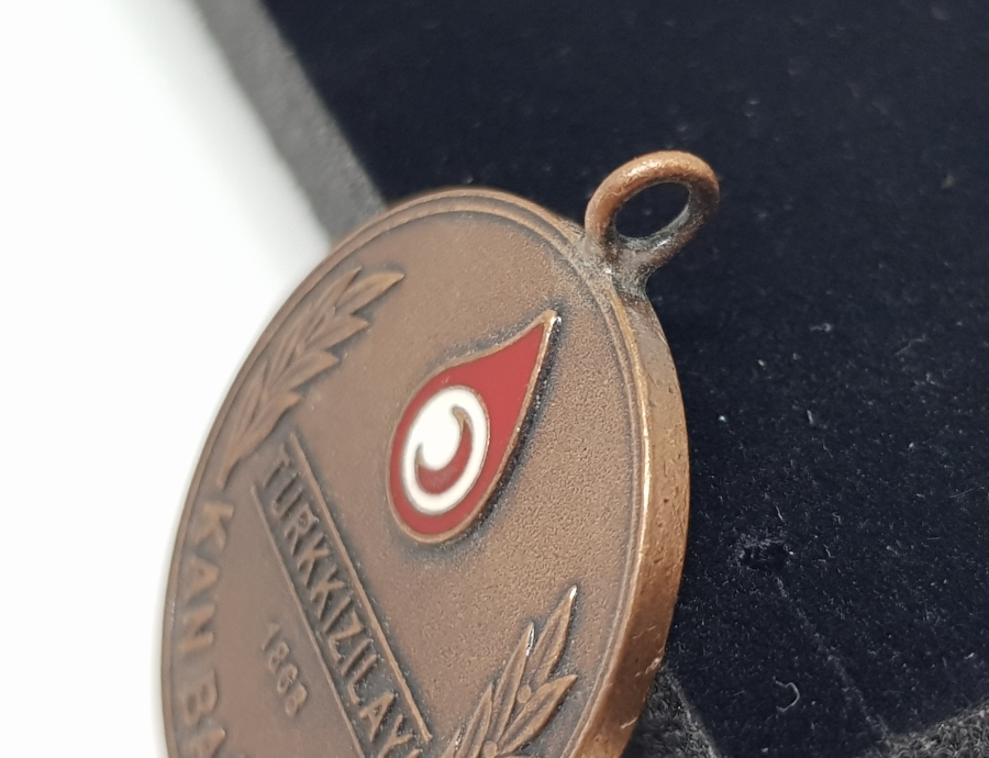 ÜZERİ MİNE İŞÇİLİKLİ ÇİL KONDİSYONDA BRONZ KIZILAY KAN BAĞIŞÇISI MADALYASI