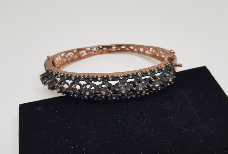 ÜZERİ ELMAS TAŞLARLA SÜSLÜ ÖZEL YAPIM BİLEKLİK