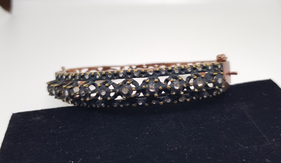 ÜZERİ ELMAS TAŞLARLA SÜSLÜ ÖZEL YAPIM BİLEKLİK