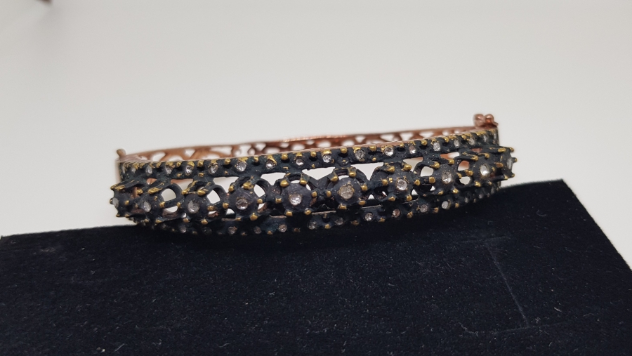 ÜZERİ ELMAS TAŞLARLA SÜSLÜ ÖZEL YAPIM BİLEKLİK